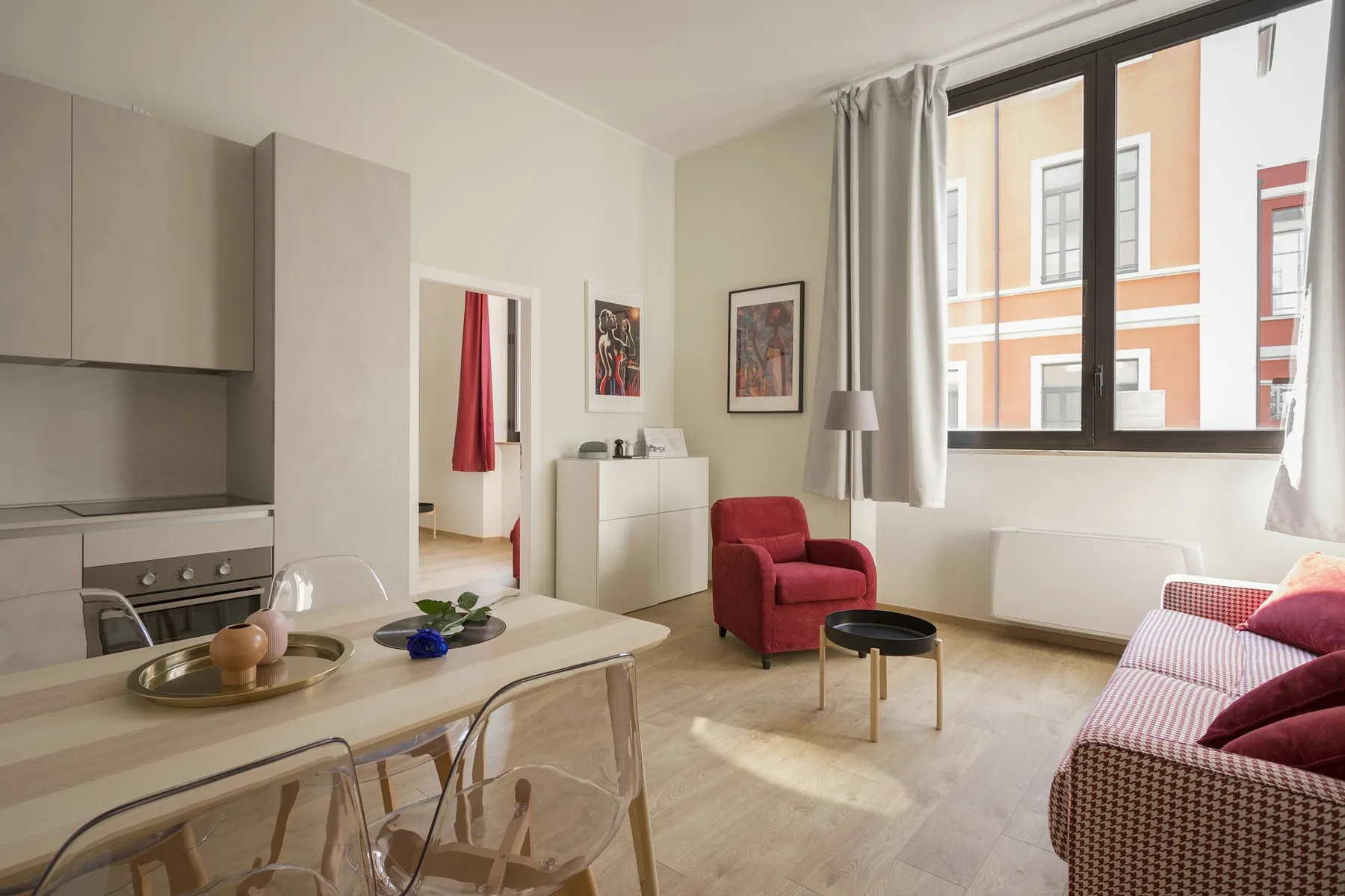 Salón luminoso de apartamento amueblado