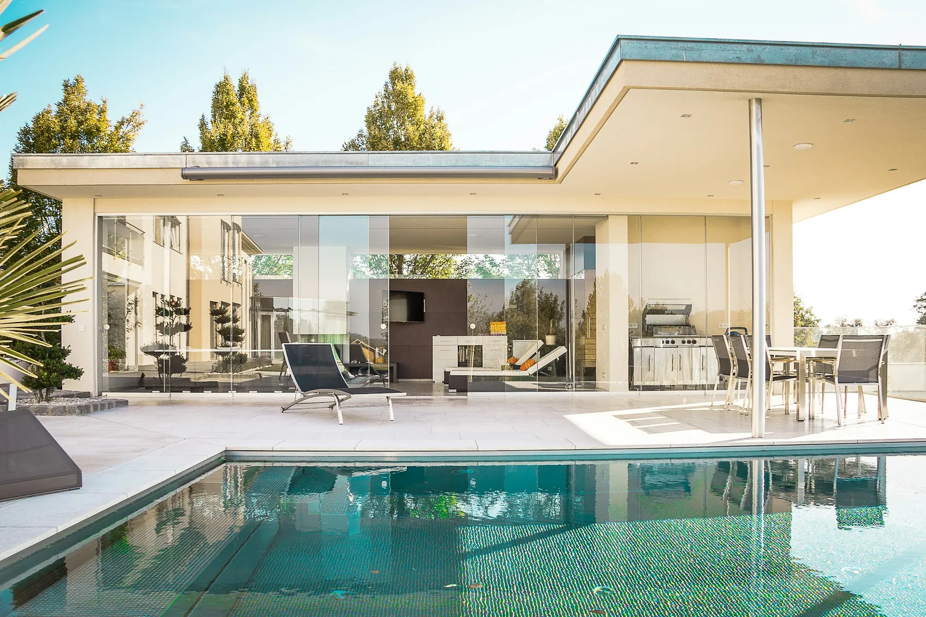 Villa de una planta con piscina y terraza